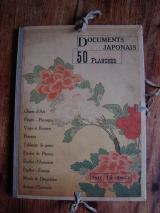 Collectif. Documents Japonais. 50 planches d\'art japonais gravées en couleurs. Paris, Imprimerie Gillot, n. d. (v. 1910) En feuilles sous chemise.