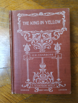 Chambers, Robert. The King in Yellow. New-York, F. Tennyson Neely, 1895. Première édition à la reliure rouge