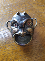 Cendrier tête de faune ou de diable en cuivre jaune